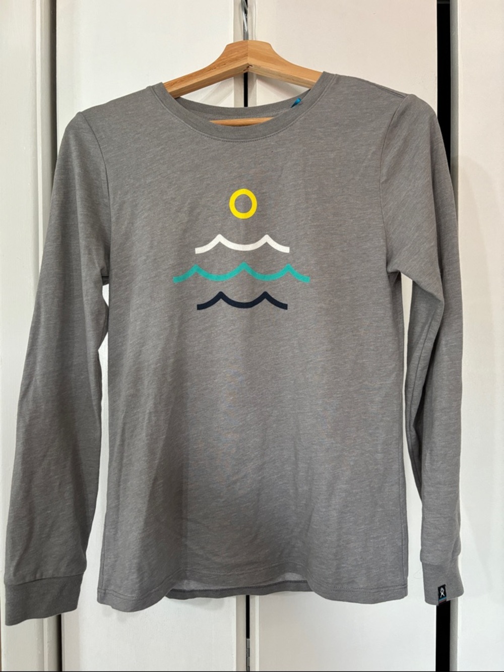 Hydroflask women’s  long-Sleeve Graphic Tee - Grey with Multicolor Waves